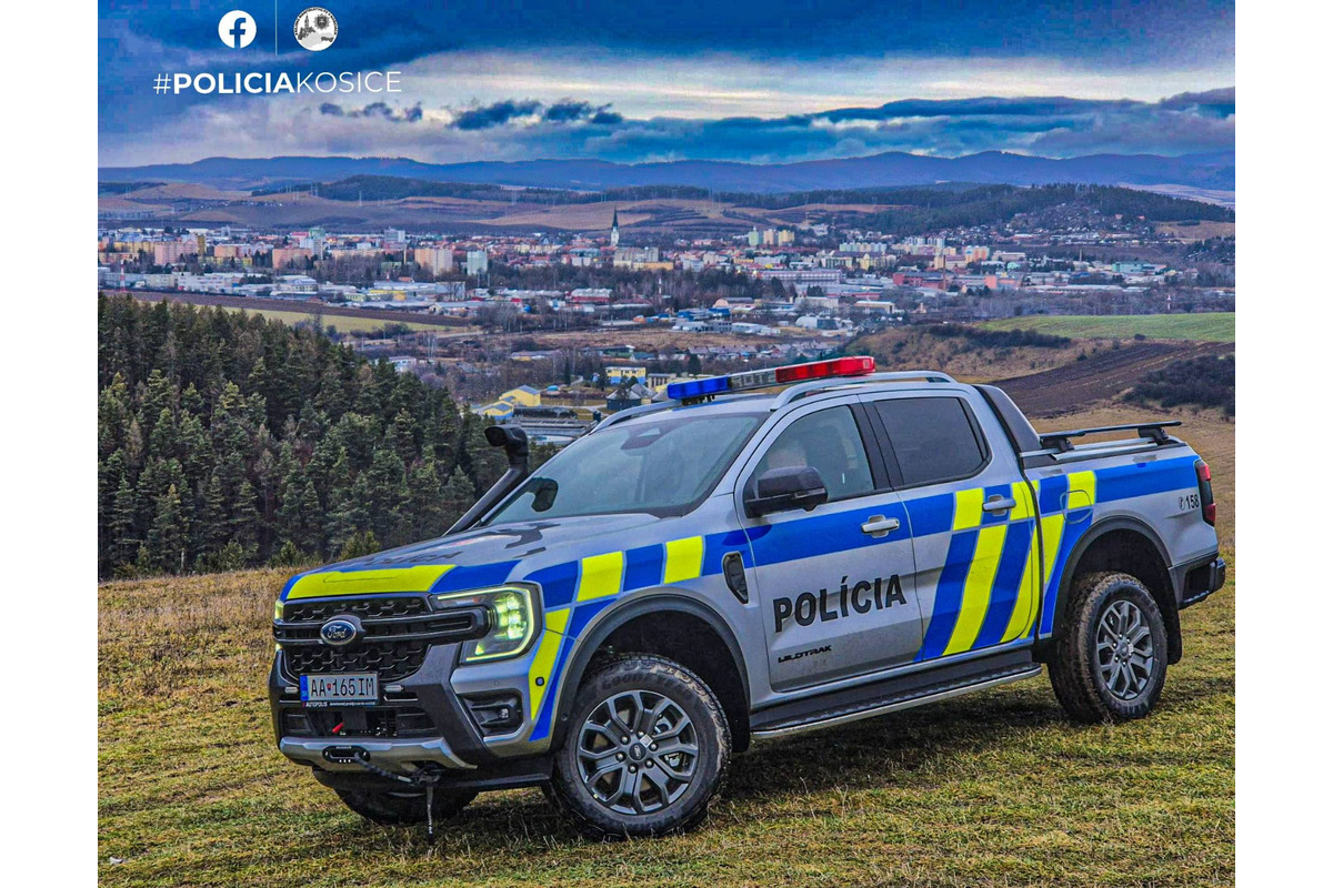 Spišskonovomestskí policajti si prevzali nové vozidlá, foto 2