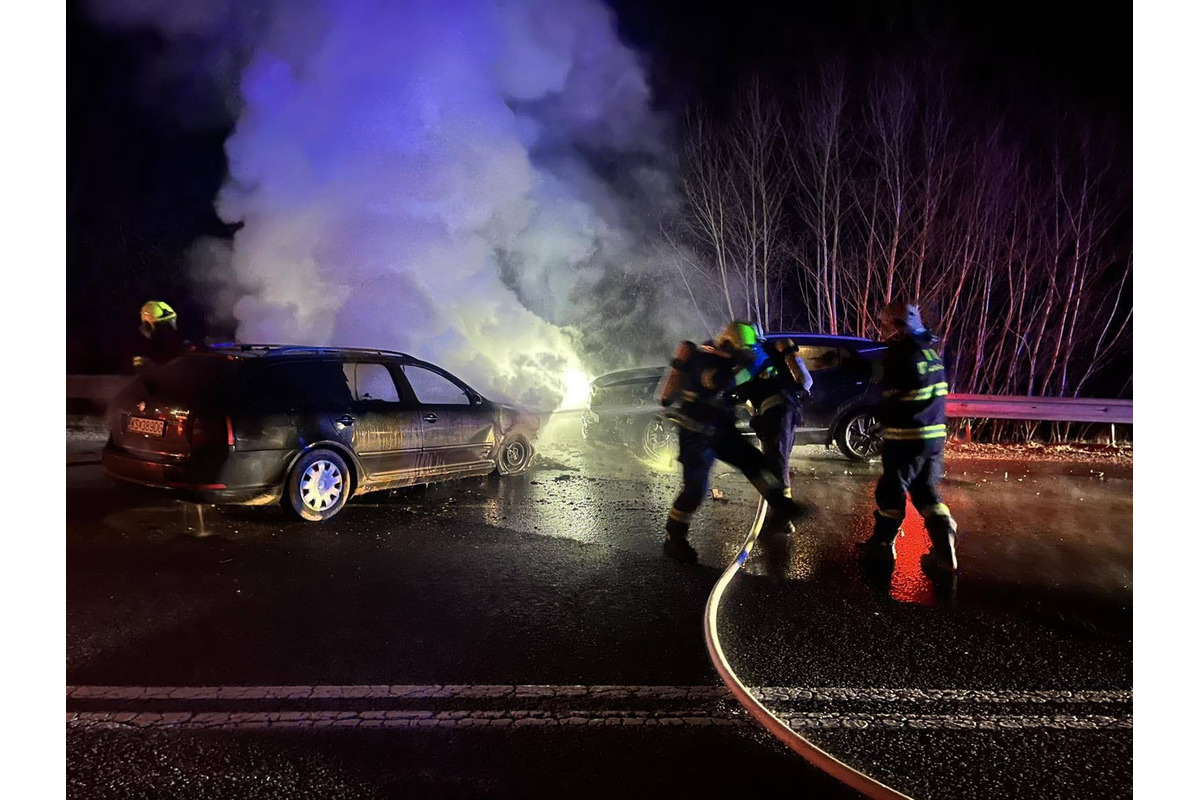 FOTO: Smerom na Jahodnú začali po nehode horieť dve autá, foto 1