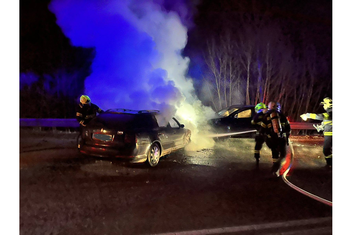 FOTO: Smerom na Jahodnú začali po nehode horieť dve autá, foto 5