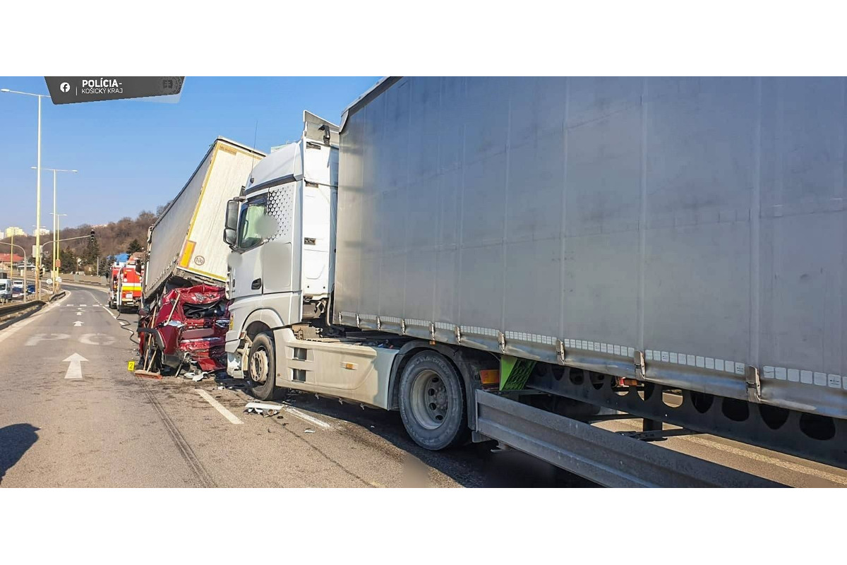 FOTO: Nehoda na Prešovskej, auto zrámovali dva kamióny, foto 4