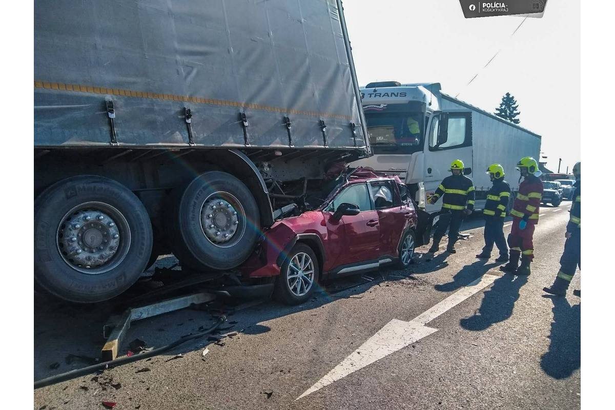 FOTO: Nehoda na Prešovskej, auto zrámovali dva kamióny, foto 5