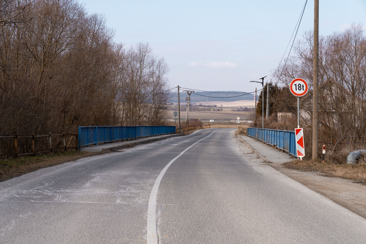 FOTO: Poškodený most v Ploskom začali opravovať, foto 4