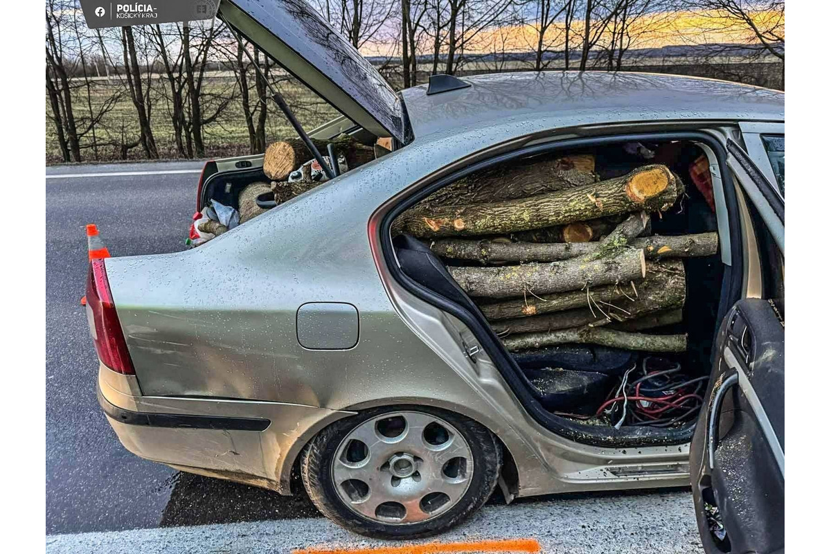 FOTO: Vozidlo po strechu naložené drevom narazilo do dodávky, foto 1