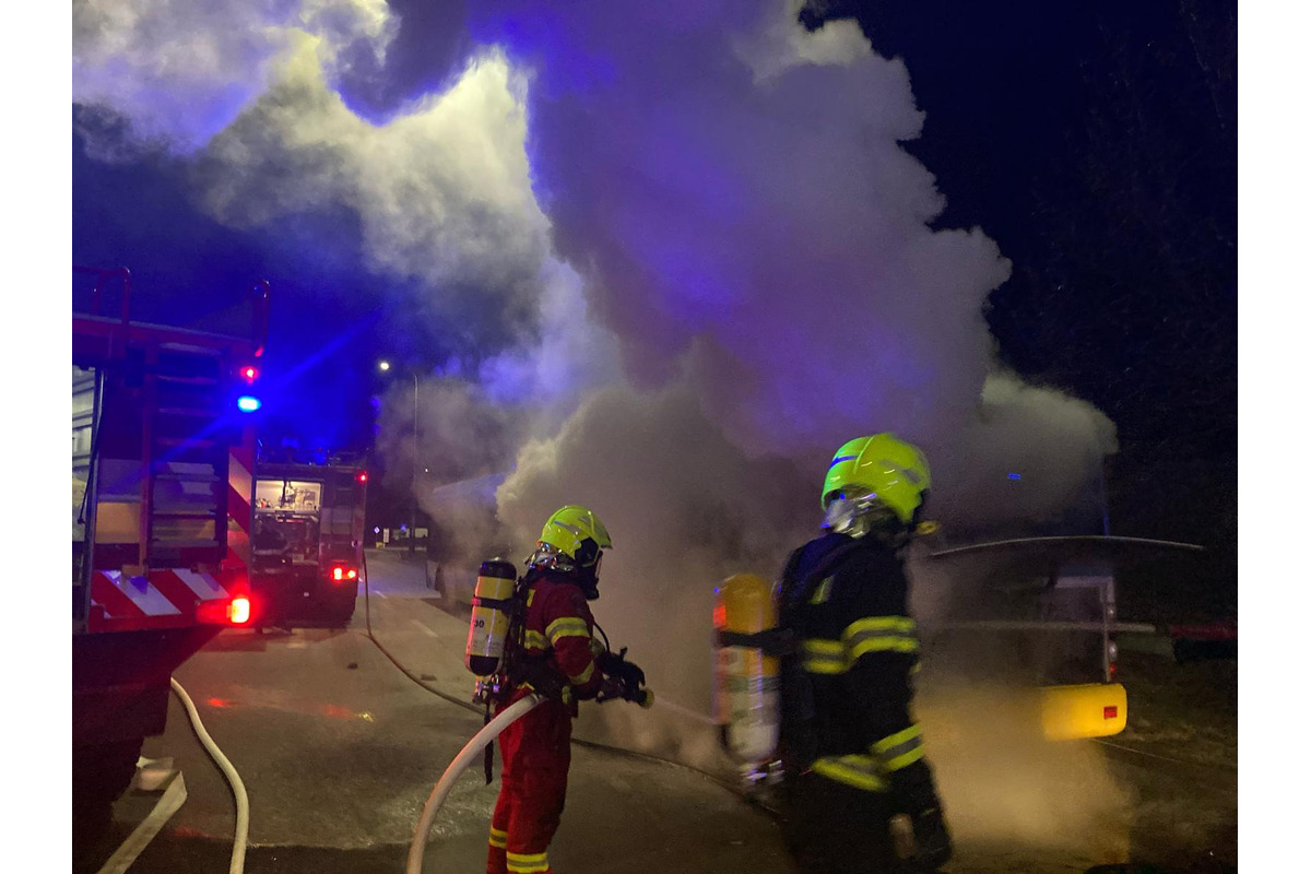 Hasiči nadránom zasahovali pri likvidácii požiaru autobusu MHD, foto 1