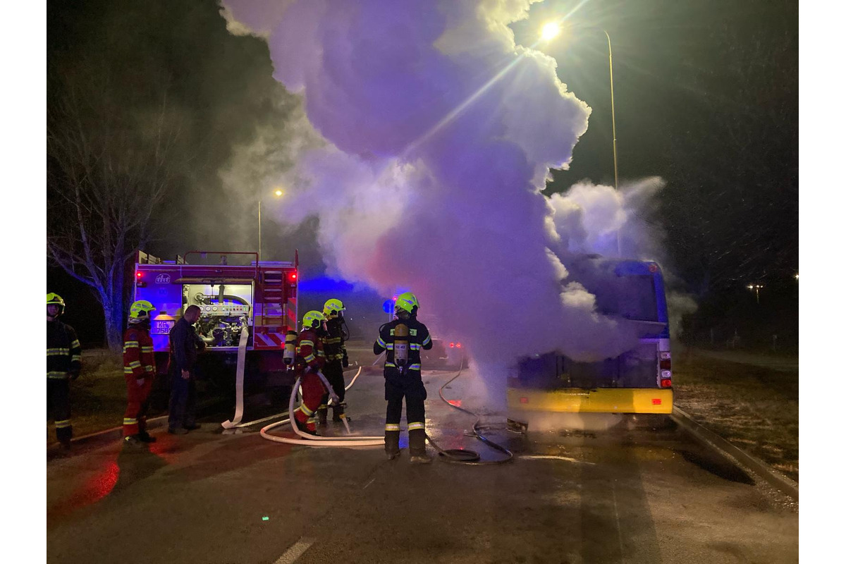 Hasiči nadránom zasahovali pri likvidácii požiaru autobusu MHD, foto 2