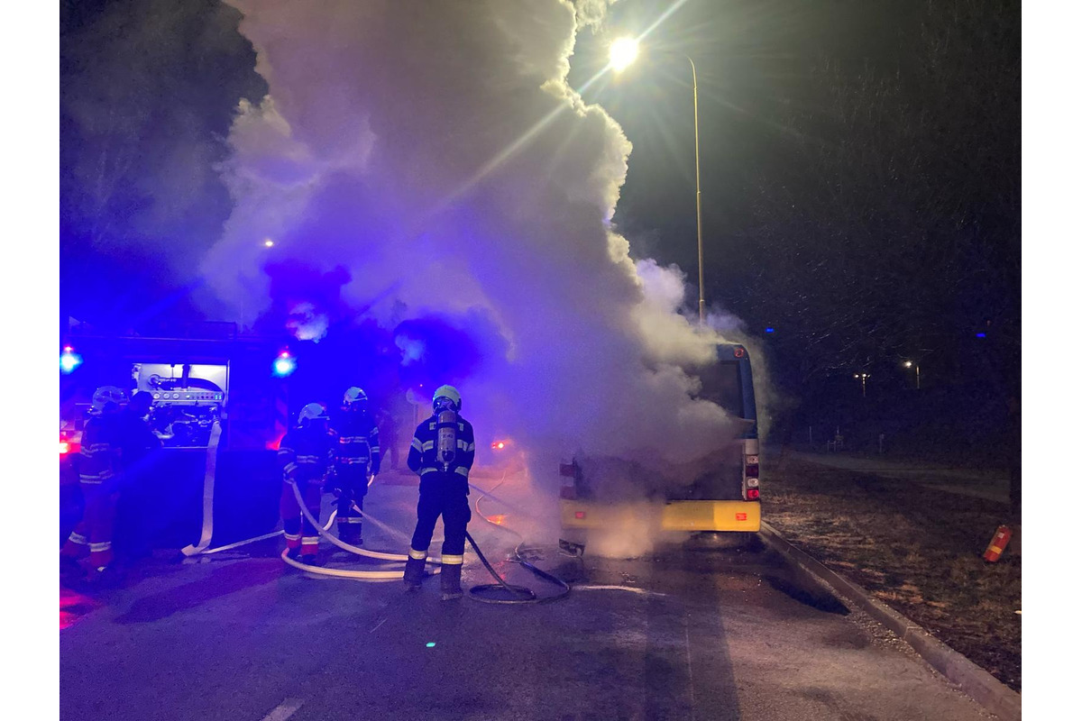 Hasiči nadránom zasahovali pri likvidácii požiaru autobusu MHD, foto 3