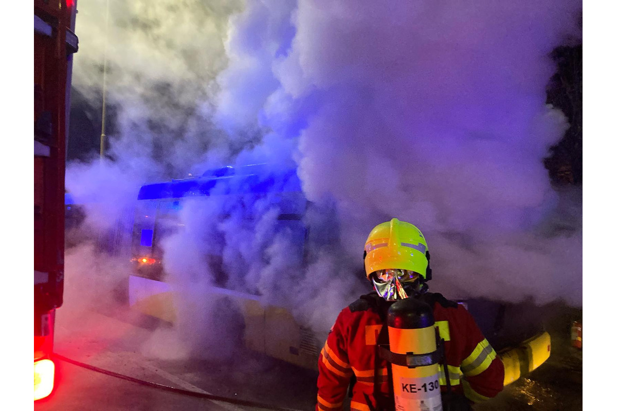 Hasiči nadránom zasahovali pri likvidácii požiaru autobusu MHD, foto 4