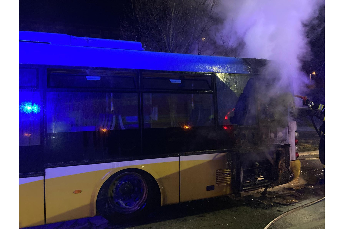 Hasiči nadránom zasahovali pri likvidácii požiaru autobusu MHD, foto 5