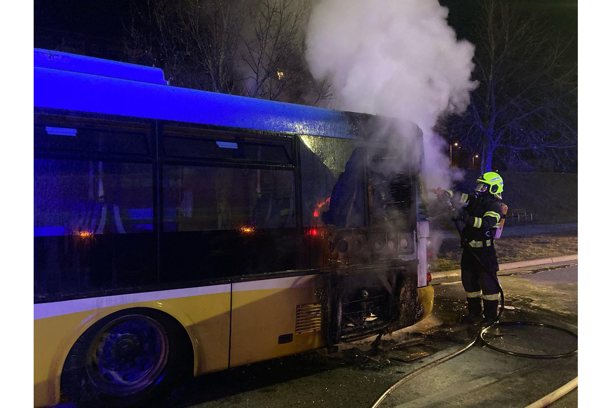 Hasiči nadránom zasahovali pri likvidácii požiaru autobusu MHD, foto 6