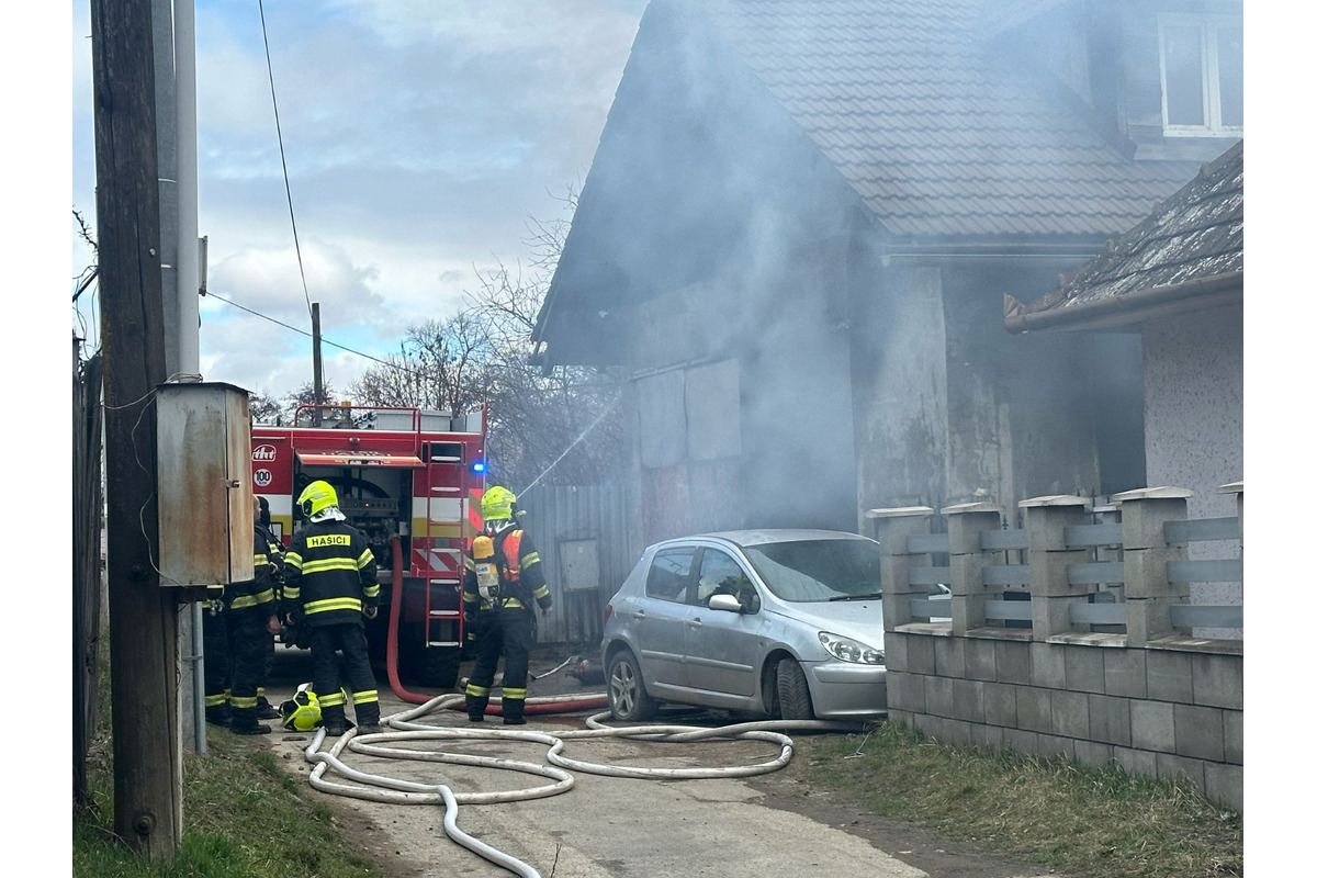 FOTO: Zásah hasičov pri požiari dielne a domu vo Veľkej Ide, foto 1