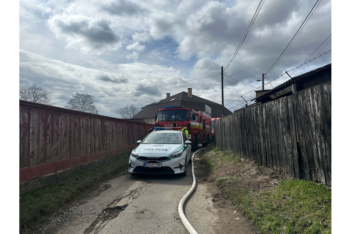 FOTO: Zásah hasičov pri požiari dielne a domu vo Veľkej Ide, foto 2