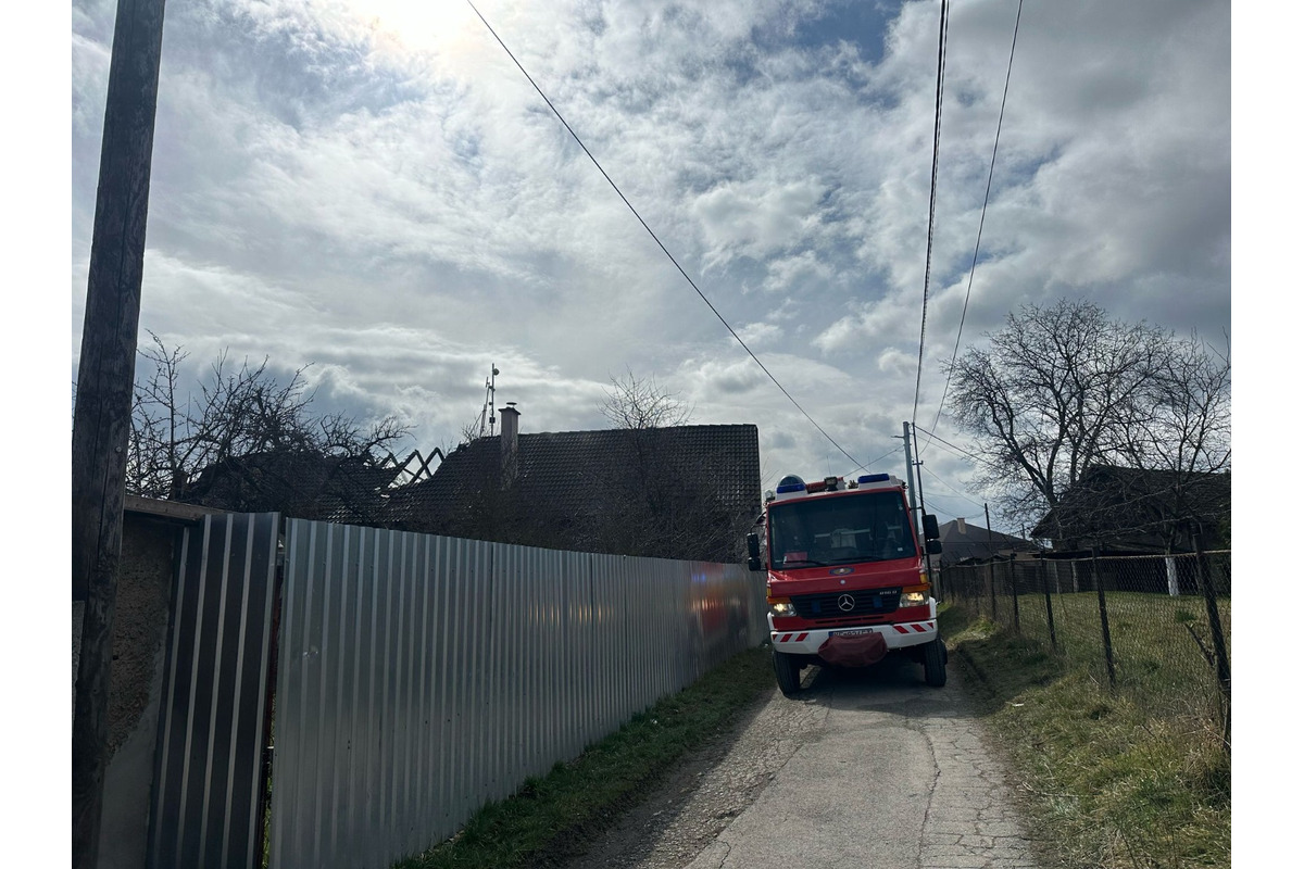 FOTO: Zásah hasičov pri požiari dielne a domu vo Veľkej Ide, foto 4