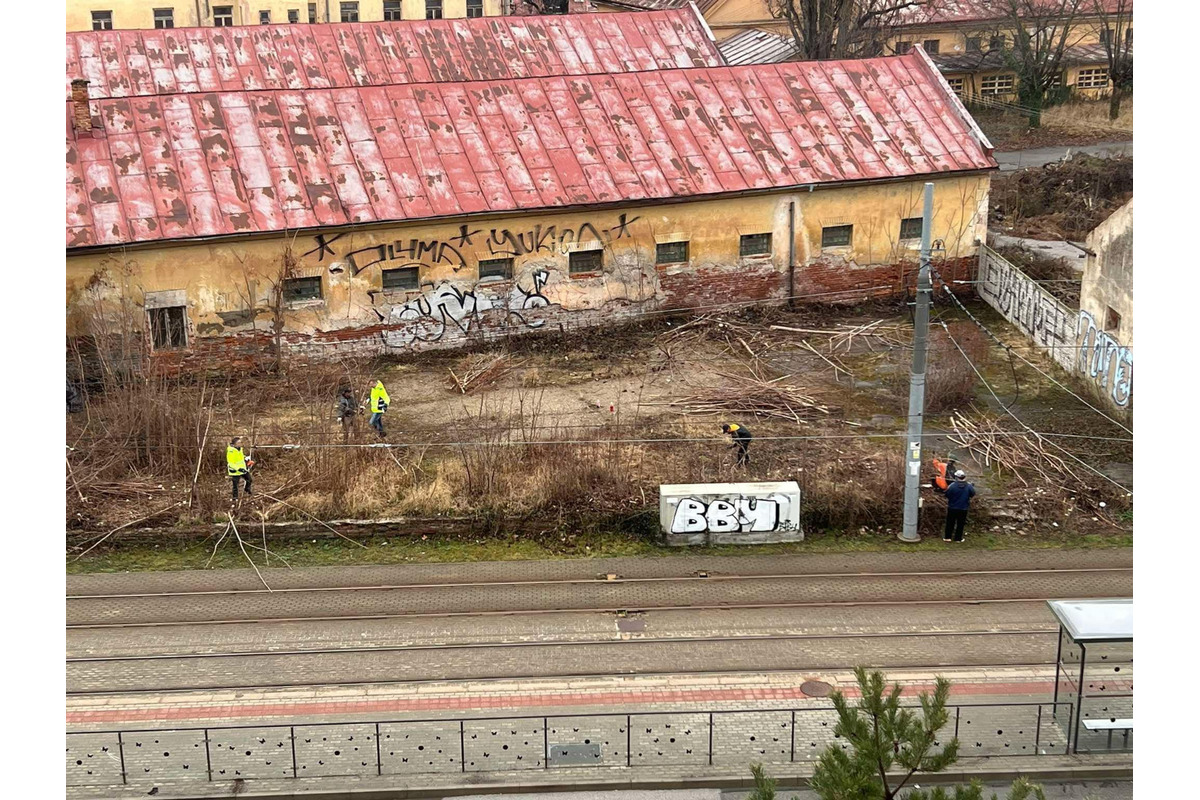 FOTO: Vedenie košickej mestskej časti Staré mesto upratuje súkromný pozemok, foto 3