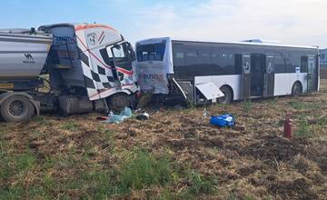 FOTO: Zrážka kamióna a autobusu pred Turňou nad Bodvou