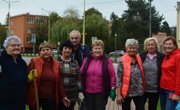 FOTO: Seniori zo Šaci zveľadili námestie